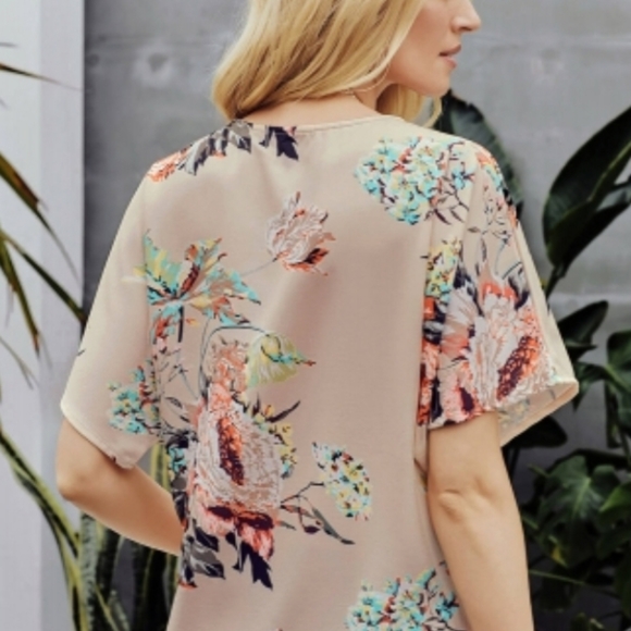 1 Medium Left New Light Cream Floral Twist Top - Picture 3 of 5